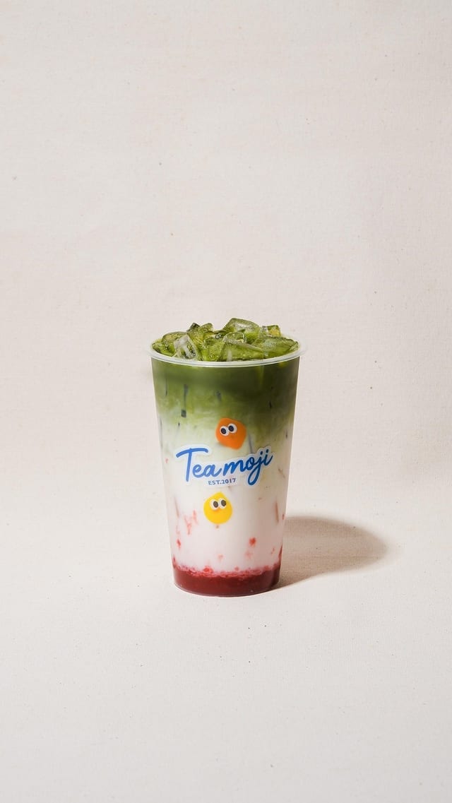 Strawberry Matcha Latte / 莓莓抹茶拿铁.