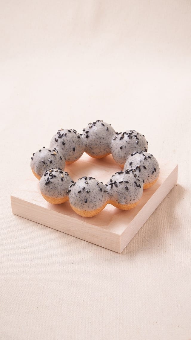 Black Sesame Mochi Donut / 黑芝麻甜甜圈.